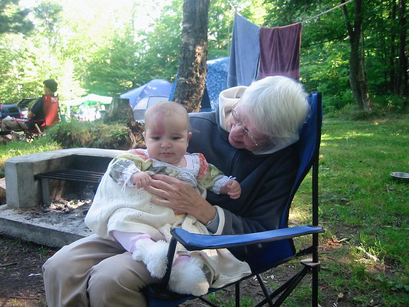 IMG_4067.JPG - Another picture of Sammie and Oma.
