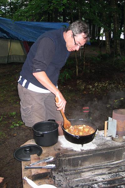 IMG_0175.JPG - Dan cooking with his Dutch Oven