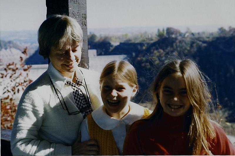 sc0002ea1701.jpg - Mom, Kathy and Kelly Grifith - Fall 1973