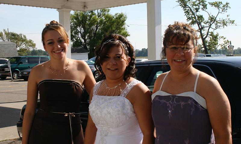 IMG_8889.JPG - Karrah, Megan and Lynn at Megan's Wedding.