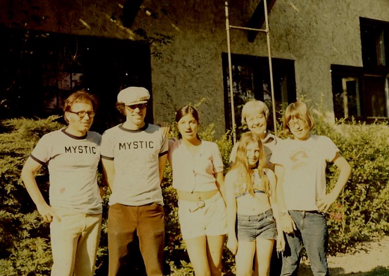 sc000339fa01.jpg - One of the last photos take of the entire family before Pat & Mark left for College and Mom, Dad, Dan & Kathy left for the Caribbean to live on the Schooner "Mystic".  June 1974.