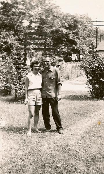 sc000463b302.jpg - Tom & Roseanne - 1950